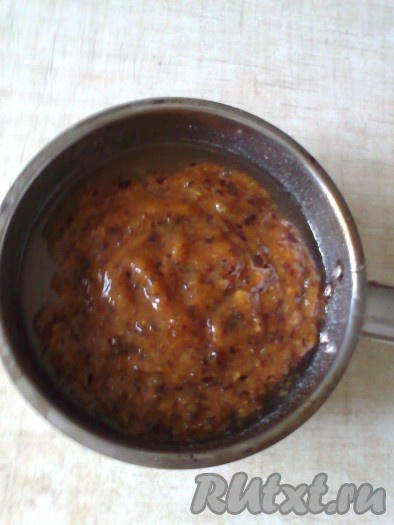 Сливы очистить от косточек и пробить блендером в пюре со шкуркой (для цвета). Добавить 200 грамм получившегося пюре в сотейник с водой, сахаром и агаром, перемешать.