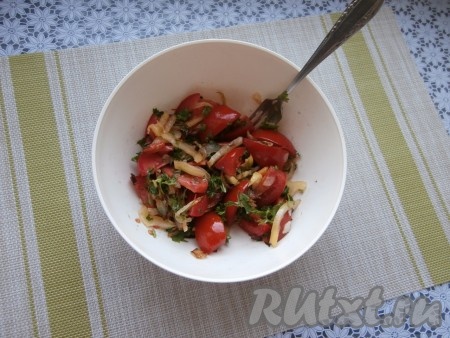 Салат хорошо перемешать и охладить в холодильнике в течение минут 15.