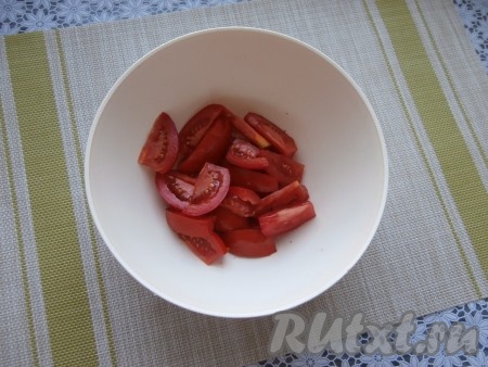 Помидоры нарезать дольками в миску.