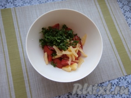 Из болгарского перца удалить семена, промыть его, а затем нарезать соломкой. В миску с помидорами добавить нарезанный болгарский перец и мелко нарезанную зелень петрушки.