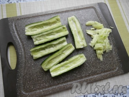 Ножом (или ложечкой) аккуратно вынуть серединку с семенами, чтобы получилось небольшое углубление.