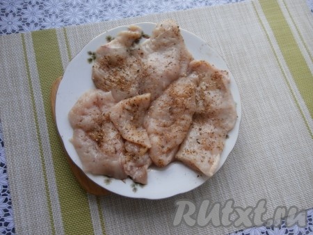 Куриное филе нарезать пластами толщиной около 0,7 см, немного отбить молоточком, чуть посолить и обсыпать специями.