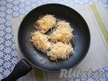 Поверх лука выложить достаточно толстым слоем натёртый сыр.