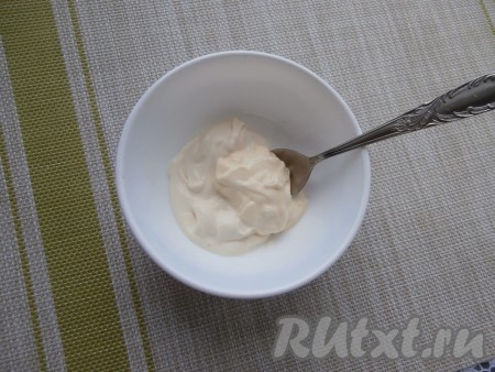 Смешать майонез и сметану.