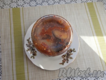 Закрутить баночки с консервацией прокипячёнными крышками, перевернуть и укутать со всех сторон в тёплый плед (или в одеяло).