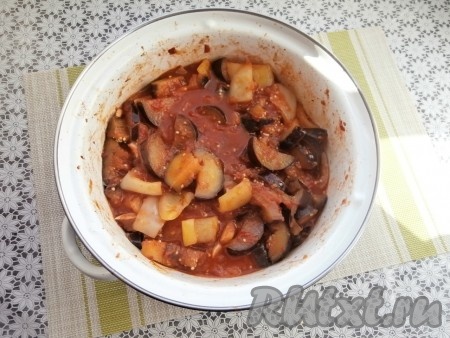 В процессе тушения содержимое кастрюли нужно периодически перемешивать.