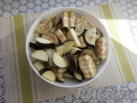 Баклажаны нарезать полукружочками толщиной около 1 см, немного посолить, оставить на 15 минут.