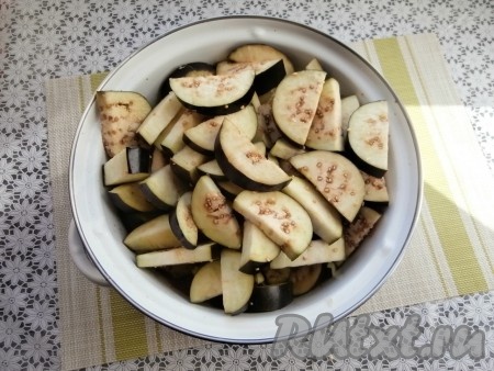 Сюда же выложить и слегка отжатые от выделившейся жидкости баклажаны.