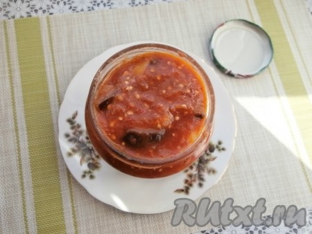 Готовые баклажаны с перцем в томате разложить по простерилизованным банкам.