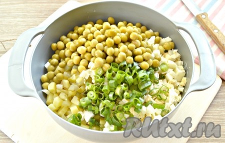 Перья зелёного лука нарезаем колечками. Зелёный консервированный горошек сначала откидываем на сито, чтобы слить жидкость из банки, а затем уже вместе с луком перекладываем в миску.