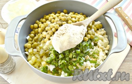 Ингредиенты по вкусу солим и перчим, заправляем оливье сметаной любой жирности.