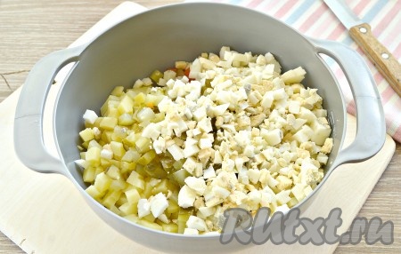 На кубики такого же размера нарезаем и варёные куриные яйца, добавляем в миску.