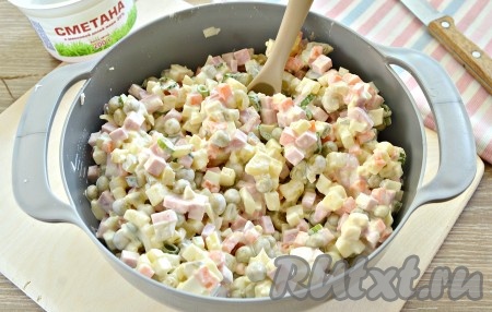 Перемешиваем салат.