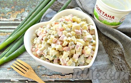 Яркий, аппетитный и очень вкусный салат "Оливье", приготовленный со сметаной, можно сразу подавать к повседневному или праздничному столу. 