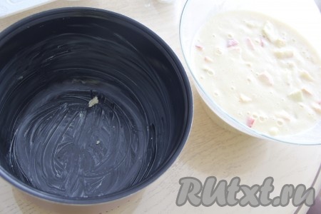 Яблочные дольки выложить в тесто, перемешать. Смазать чашу мультиварки мягким сливочным маслом.