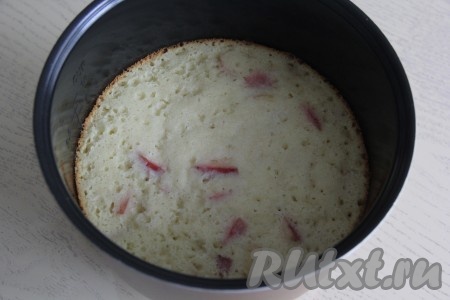 Выпекать манник с яблоками на режим "Выпечка", установив время "1 час 20 минут", а затем оставить пирог в мультиварке на 10 минут на режиме "Подогрев".