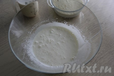 Взбить яйца с сахаром с помощью миксера до пышной, светлой массы (на взбивание потребуется минут 5-7).