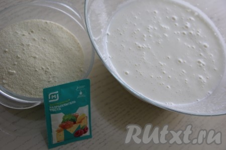 Всыпать манку и разрыхлитель.
