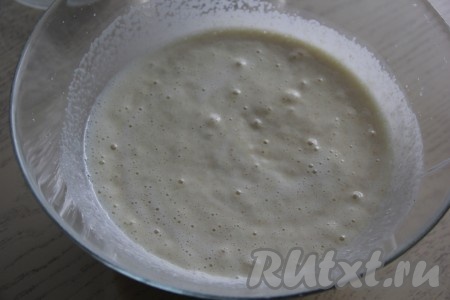 Перемешать массу лопаткой до однородного состояния. Тесто для манника получится не густым.