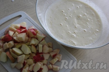 Яблоки вымыть и нарезать на дольки среднего размера, можно не очищать их от кожуры.
