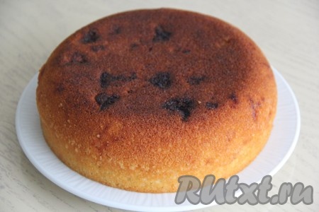 Достать манник из чаши мультиварки, перевернуть на тарелку, немного остудить.
