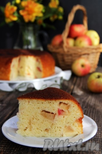 А затем посыпать сахарной пудрой или полить топпингом (я украсила сливками из баллона). Пышный, очень аппетитный манник с яблоками, замешанный на кефире, нарезать на порционные кусочки и подать к столу. Испеките этот пирог в мультиварке и насладитесь его вкусом! 