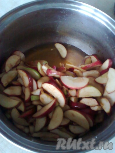 Когда яблоки дадут сок, поставьте кастрюлю с ними на средний огонь.