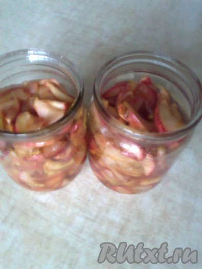 и сразу же переложите в предварительно подготовленные простерилизованные банки (стерилизовать банки можно в микроволновке, налив на дно банки воду, на максимальной мощности в течение 2-3 минут).