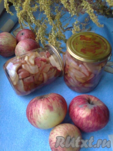 Плотно утрамбуйте яблоки в банке и залейте сверху соком, в котором варились яблочные дольки. У меня сока на две 0,5-литровые банки не хватило, поэтому я долила сверху кипяток. Лучше взять 0,75-литровую банку или 0,5-литровую и 0,25-литровую банки, тогда сока хватит. Закатайте банки прокипячёнными крышками, переверните, укутайте их чем-то тёплым и оставьте до остывания. Хранить лучше в прохладном месте. Выход из 1 кг яблок - 0,75-литровая банка яблок. Вот такая заготовка яблок дольками на зиму у нас получилась. 