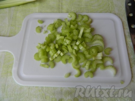 Стебли сельдерея моем и режем.