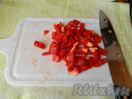 Перец моем, удаляем семена и мелко режем.