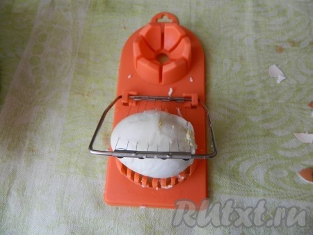 Яйца варим вкрутую, чистим, затем нарезаем на яйцерезке или просто мелко.
