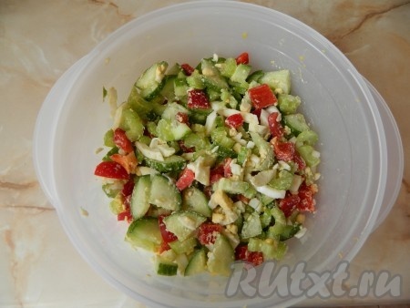 Все перекладываем в салатник и хорошо перемешиваем.