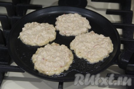 Сковороду хорошо разогреть с небольшим количеством растительного масла. Выкладывать по 1 столовой ложке теста на сковороду в виде круглых оладушек.