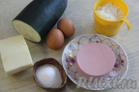Подготовить продукты для приготовления пирога из кабачка с колбасой и сыром в духовке.