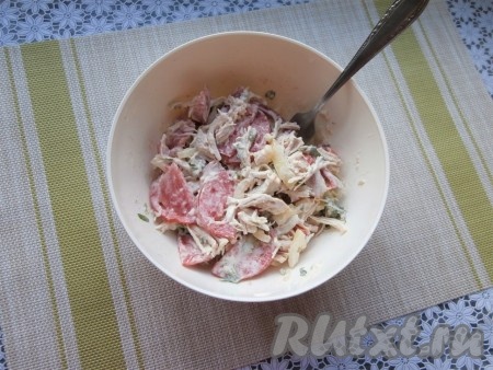Куриный салат с овощами аккуратно перемешать.