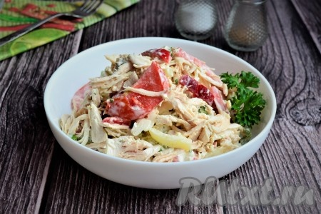 Салат из куриной грудки с помидорами и болгарским перцем