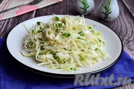 Салат из свежей капусты с огурцом и икрой минтая