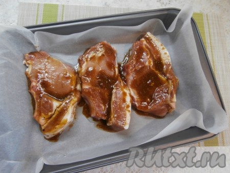 Мясо посолить и хорошо смазать полученным соусом. Оставить для маринования на 1-2 часа в прохладном месте.