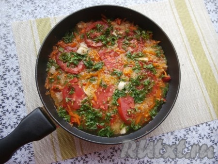 Посыпать нарезанными листьями петрушки и влить горячую воду.