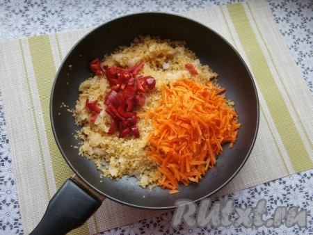 Лук обжарить в течение 2-3 минут, помешивая. Не забывать помешивать и булгур. Затем смешать обжаренный лук с булгуром, добавить нарезанный соломкой болгарский перец и натёртую на крупной тёрке морковку.