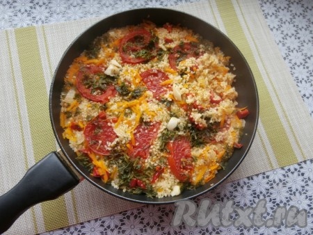 Сковороду накрыть крышкой и готовить булгур с овощами на самом медленном огне 20 минут.