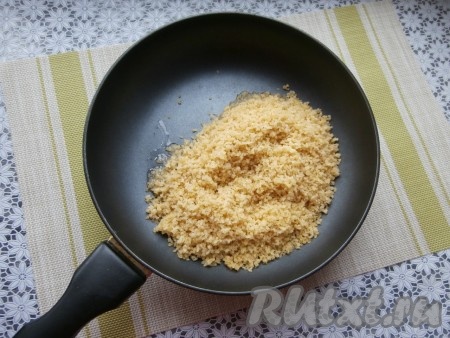 2 столовые ложки растительного масла разогреть в глубокой сковороде, всыпать булгур и обжарить его на среднем огне, постоянно помешивая, около 4 минут. Крупа должна полностью обсохнуть и чуть поджариться.