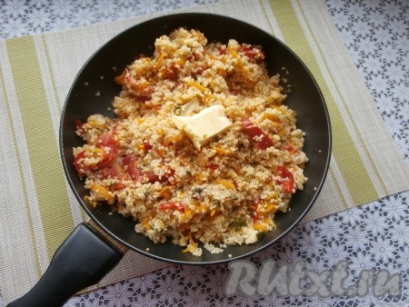 После приготовления булгур перемешать с овощами, добавить кусочек сливочного масла и снова перемешать.