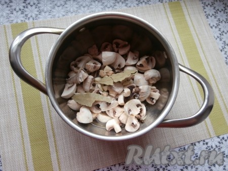Влить эту смесь в кастрюлю с грибами, сюда же добавить лавровый лист.