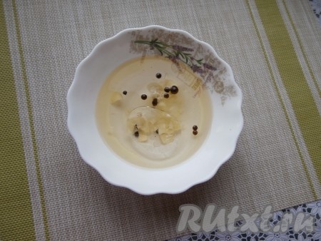 В миске смешать растительное масло, уксус, соль, сахар, воду, добавить измельчённые зубчики чеснока, горошинки чёрного и душистого перцев, перемешать получившуюся смесь.