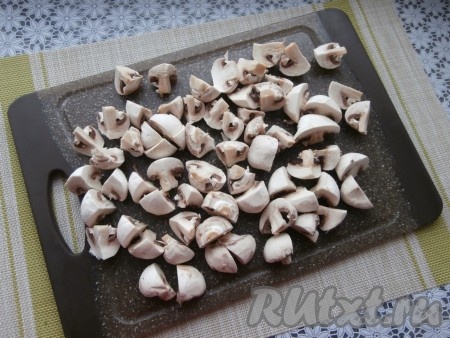 Разрезать каждый шампиньон (в зависимости от его размера) на 2-4 части.