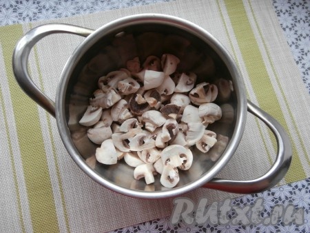 Поместить грибочки в кастрюлю.
