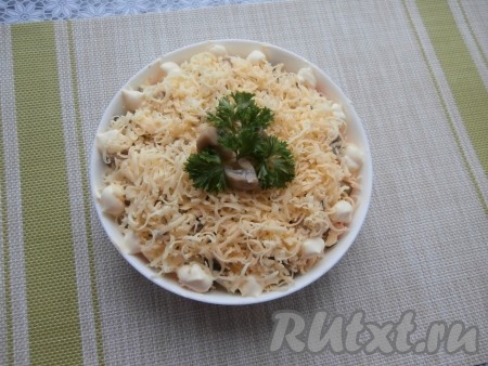 Немного смазать грибы майонезом и последним слоем будет натёртый на средней (или мелкой) тёрке сыр. Этот слой майонезом не покрывать. Украсить салат по своему вкусу.