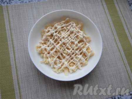 Предварительно отварить картофель (на отваривание потребуется минут 25-30 с начала кипения воды) и яйца (варить в течение 10 минут в кипящей воде), остудить и очистить. Свежую морковь очистить. Картошку натереть на средней тёрке и выложить первым слоем в салатник с достаточно плоским дном, посолить, поперчить, нанести сеточку из майонеза.